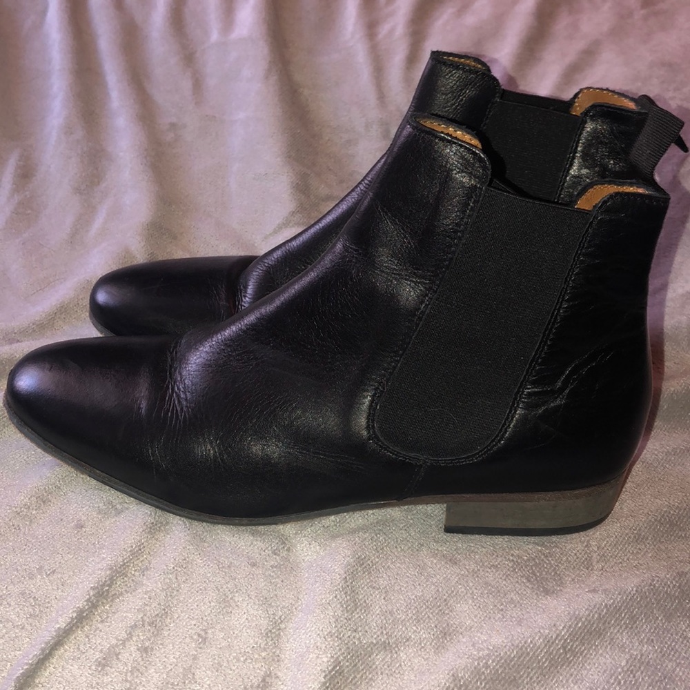 Black boemos Italian leather ankle boots, like new